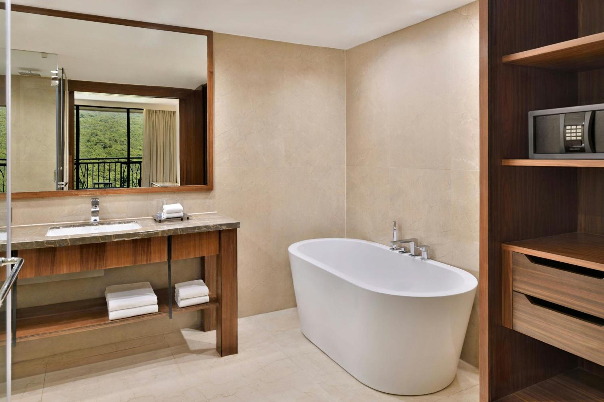Courtyard By Marriott Mahabaleshwar Hotel ภายนอก รูปภาพ